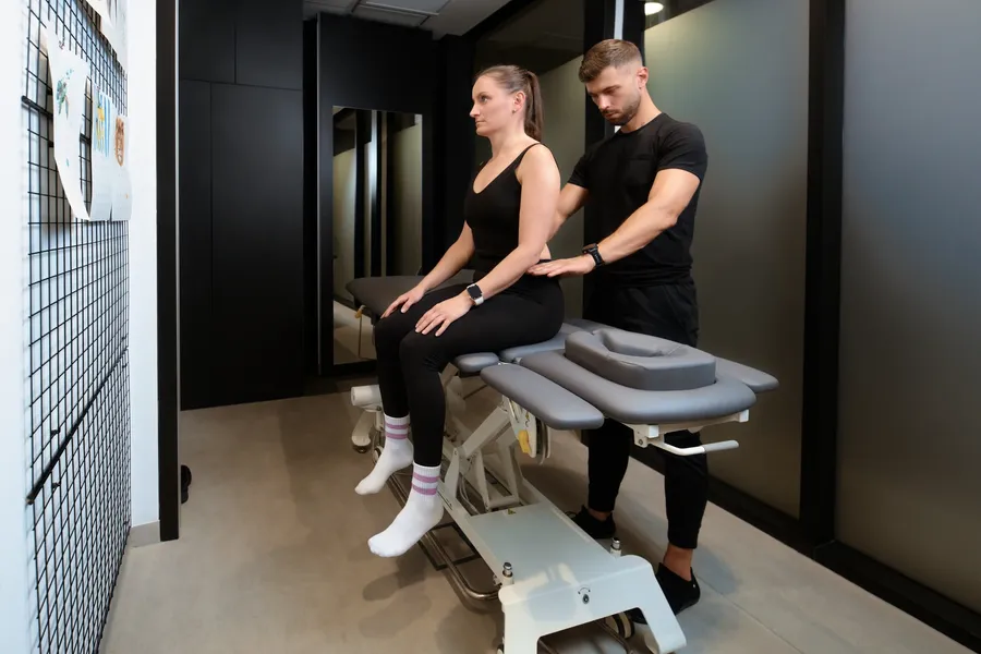 Bartosz podczas pracy z pacjentką w gabinecie GYMODE